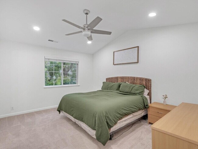 Building Photo - 3-Bed Bright Morgan Hill Home in a Desirable Neighborhood
