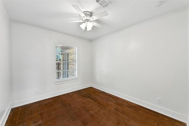 Building Photo - 1110 W Oltorf St
