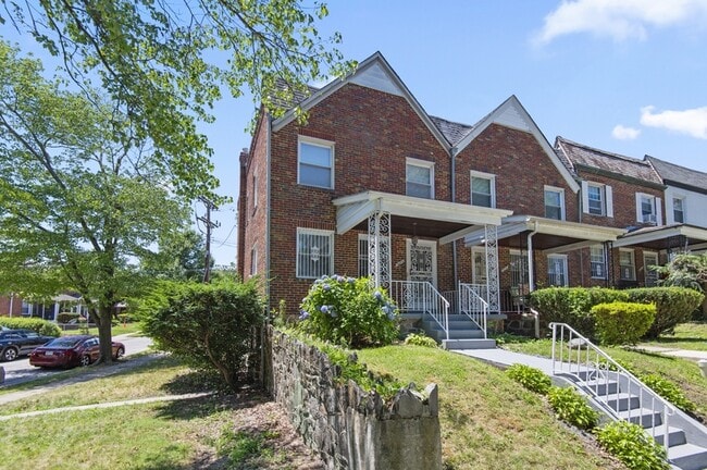 Building Photo - 2600 N Longwood St
