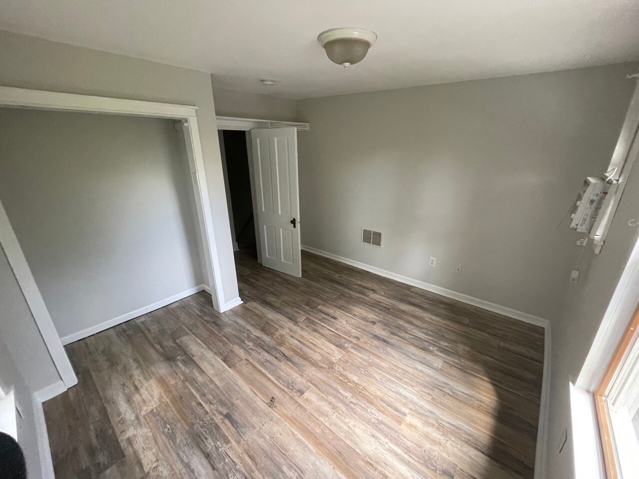 RoomB - 210 Mannion Ave