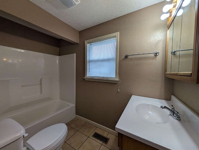 Building Photo - 140 Meek St