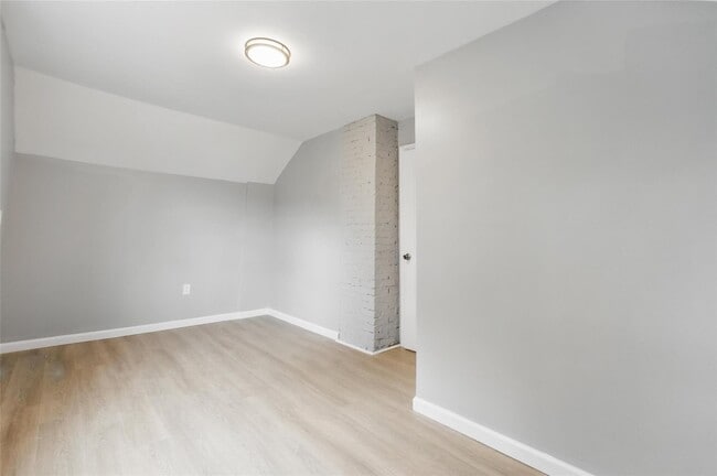 Building Photo - 809 Broadway