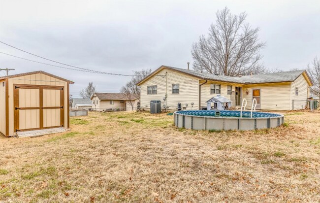 Building Photo - 3 Bed 1.5 Bath in Sand Springs!