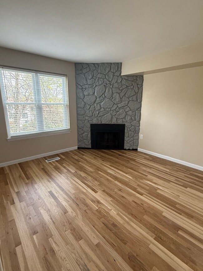 Building Photo - Beautiful Updated 4 bedroom townhouse available!