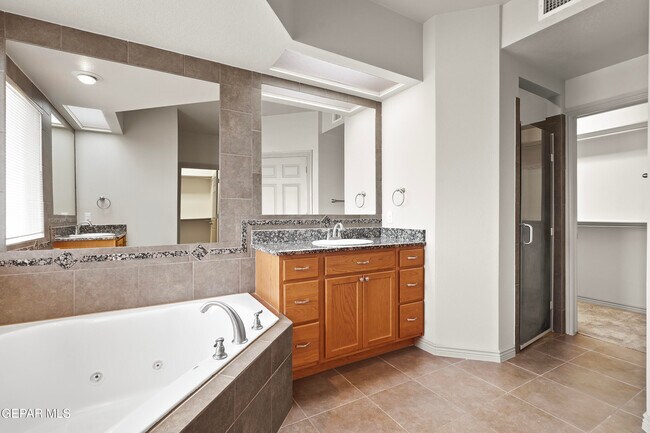 Building Photo - 5729 Valley Oak Dr