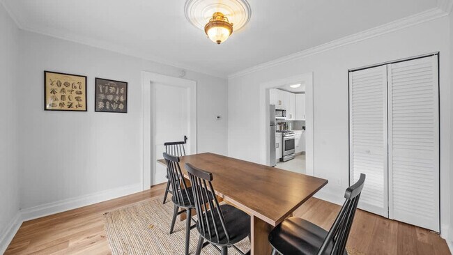 Building Photo - 720 1/2 West Woodlawn Avenue-SI ID1271939P