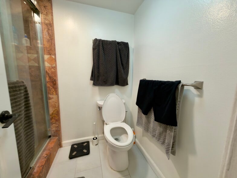 Primary toiler - 2700 Cahuenga Blvd E