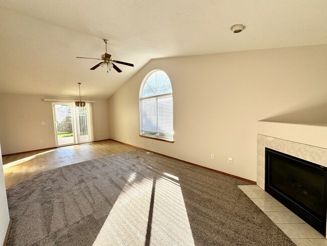Building Photo - 4 Bedroom, 2 Bath House on Quiet Cul-de-sac