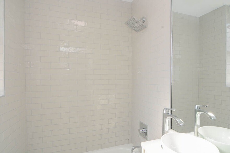 Building Photo - 545 W Belmont Ave