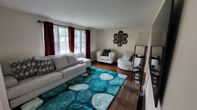 Living room - 156 Stoneleigh Ave