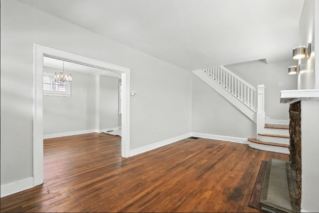 Building Photo - "Charming 3-Bed Retreat with Gleaming Hardwood Floors on Beacon Hill Avenue!"