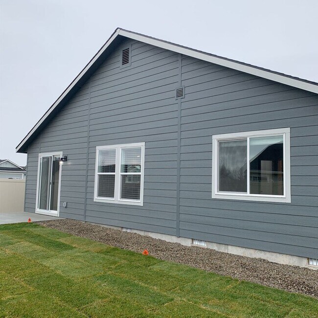 Building Photo - Beautiful Home with Bonus Room!