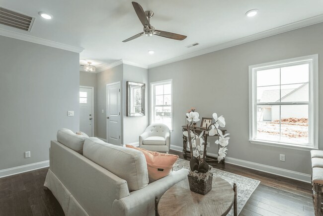 Building Photo - Like-New Home