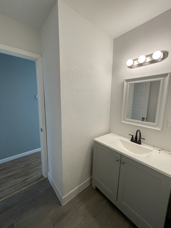 Building Photo - 8834 Five Palms Dr