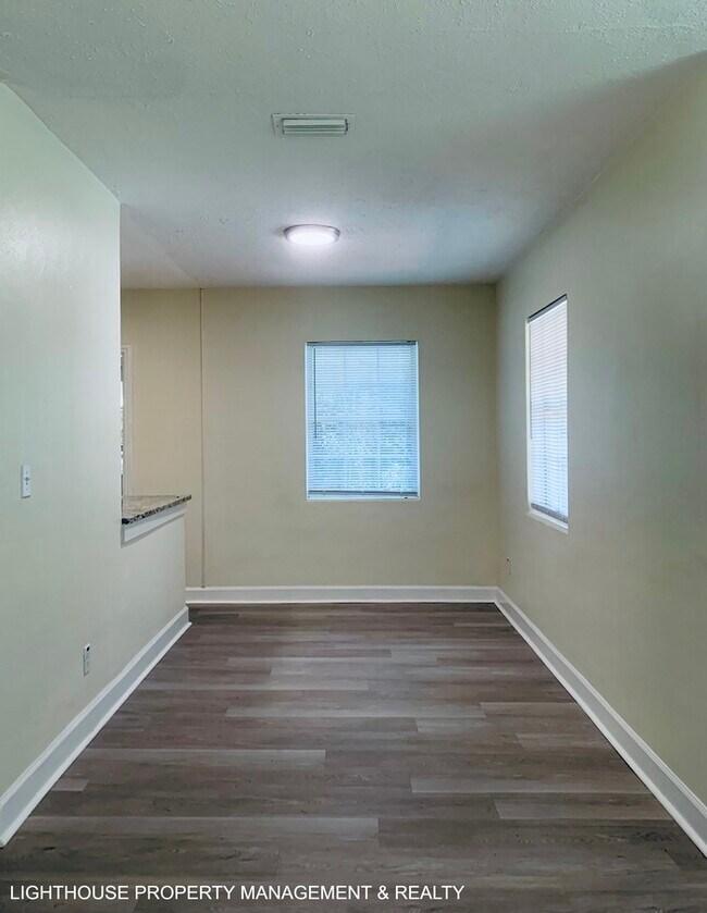 Building Photo - Cozy 3 Bed/1.5 Bath Home with Detached Gar...