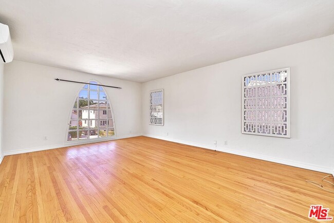 Building Photo - 918 S Stanley Ave