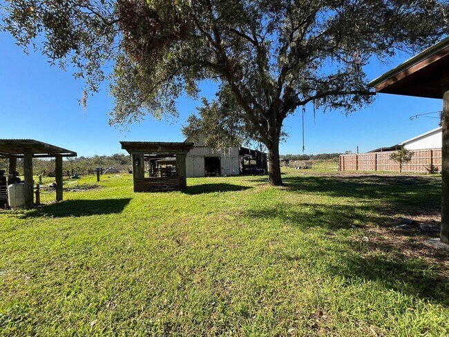 Building Photo - Beautiful Country Home!!