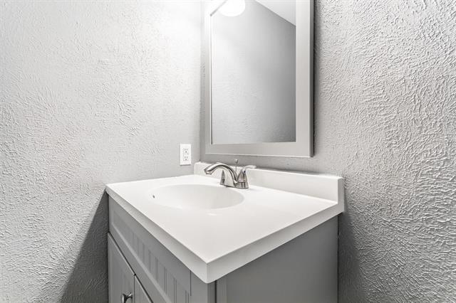 Building Photo - 221 Hardwood Trail