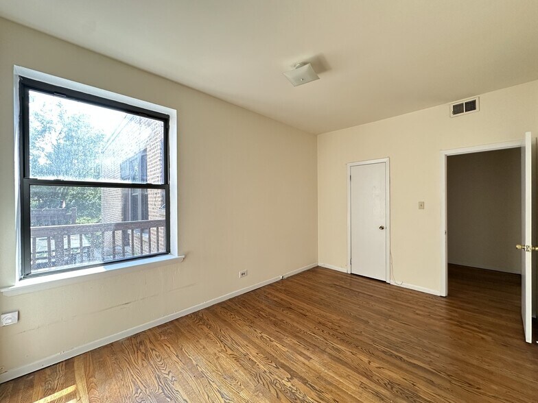 Building Photo - 3147 W Medill Ave