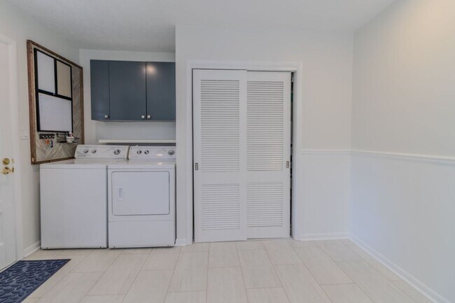 Building Photo - The Little Bungalow of Your Dreams Near East Bay! 2BR / 1BA Long-Term Rental