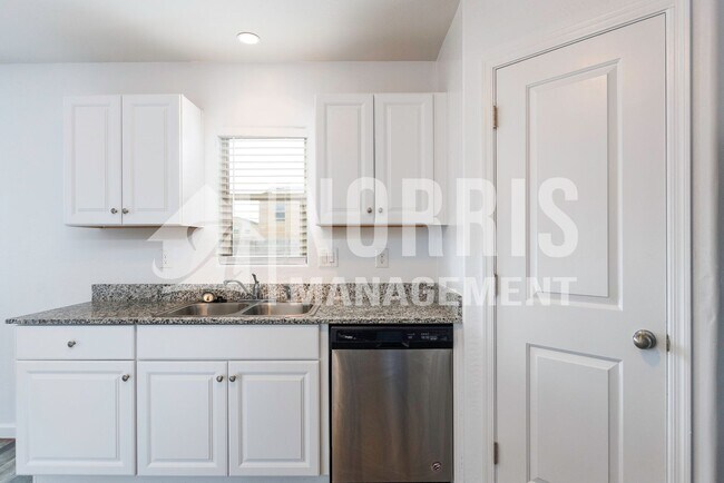 Building Photo - Newer Home in a Great Location to the Freeway