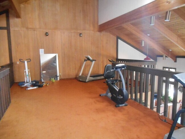 Building Photo - 2 bedroom plus loft condo with carport