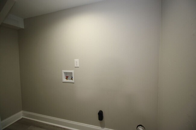 Building Photo - Spacious Student Home in Melrose Heights –...