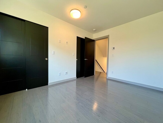 Building Photo - LUXURY ALKI 3 BED TOWNHOME FOR RENT W EXPA...