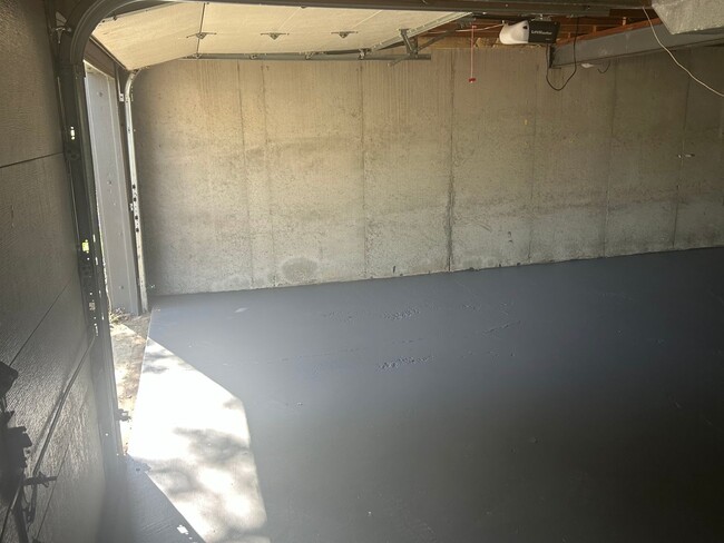Building Photo - AVAILABLE NOW! Beautiful 3 Bedroom Home in...