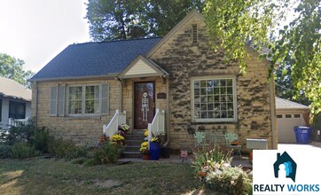 Building Photo - Charming 2 (+1) Bed Home!