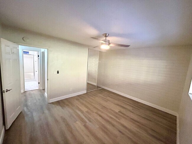 Building Photo - 2 bed 1 bath Apt in North Park Area