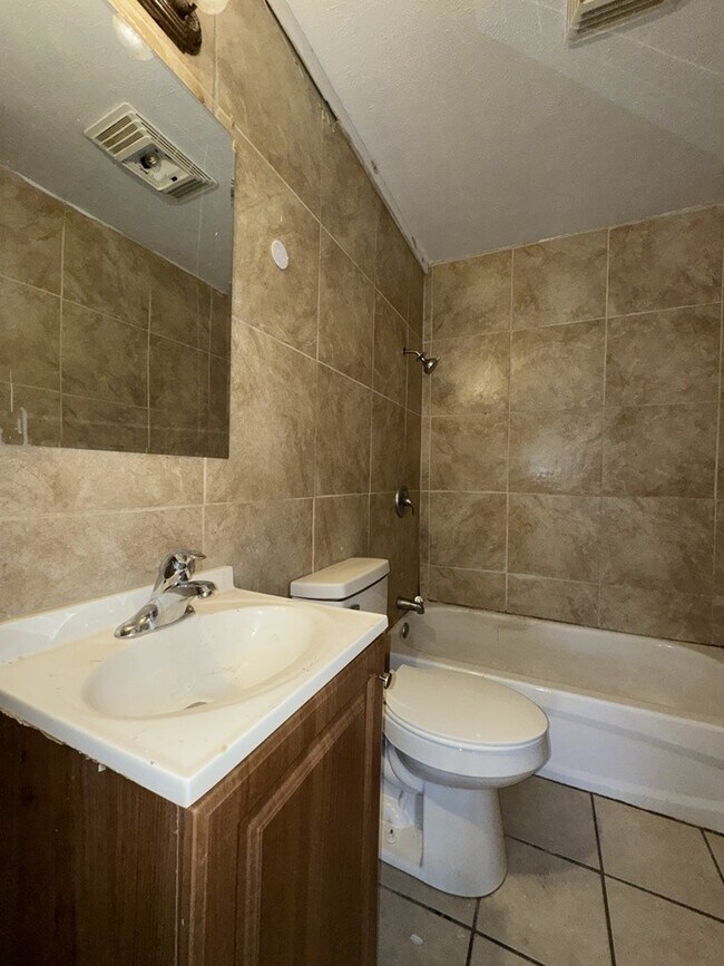 Building Photo - 2704 Shannon St