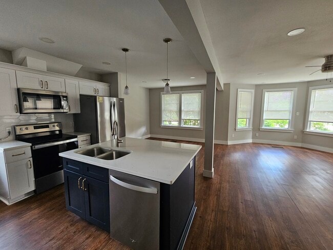 Building Photo - 4 W De Soto St