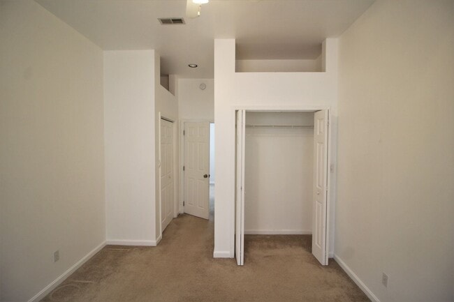 Building Photo - Gorgeous 2bd/1.5 ba Canton townhome. OSP, CAC, W/D and more! Available 3/13