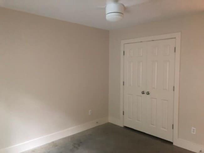 Building Photo - 3 X 2 Townhome Near UT Avail August 2025!
