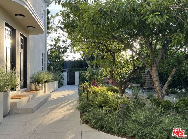 Building Photo - 464 N Harper Ave