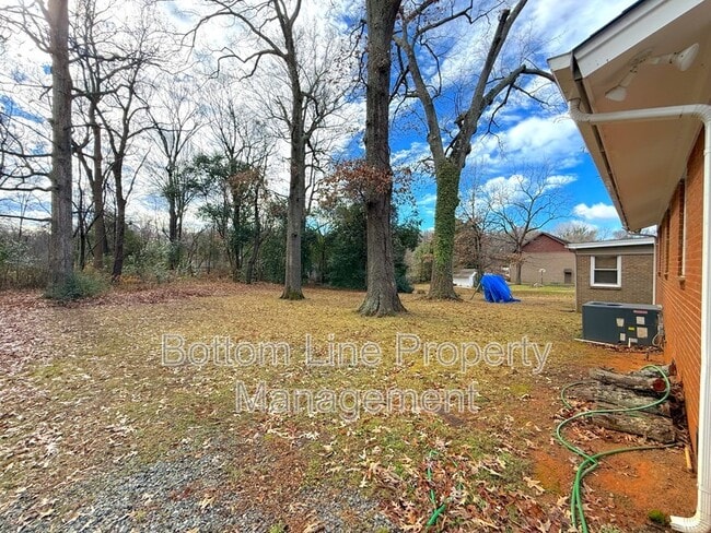 Building Photo - 2011 Holly St