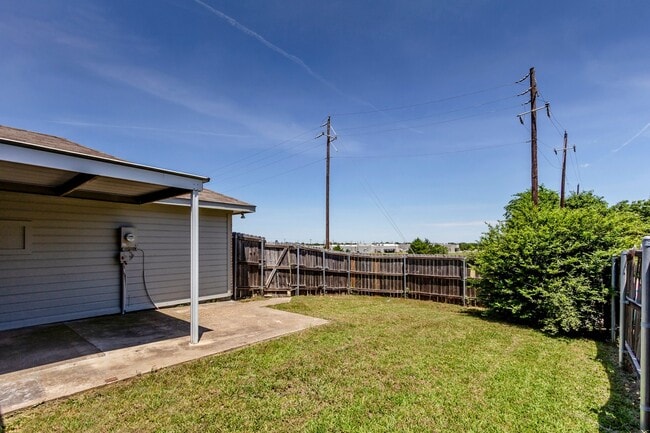Building Photo - Adorable 3-2-2 in Cedar Hill!