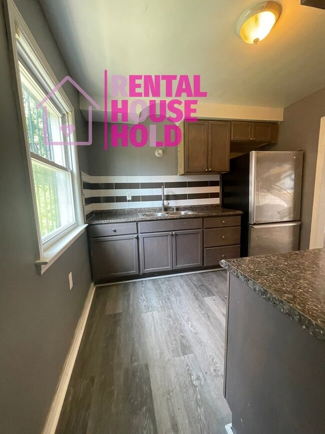 Building Photo - 3 BEDROOM 2 BATH BUNGALOW FREE PRE-SCREEN