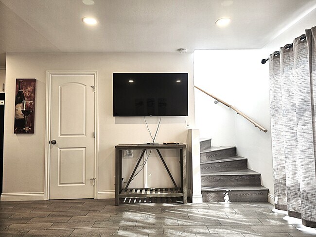 Building Photo - 123 E Bennett Ave