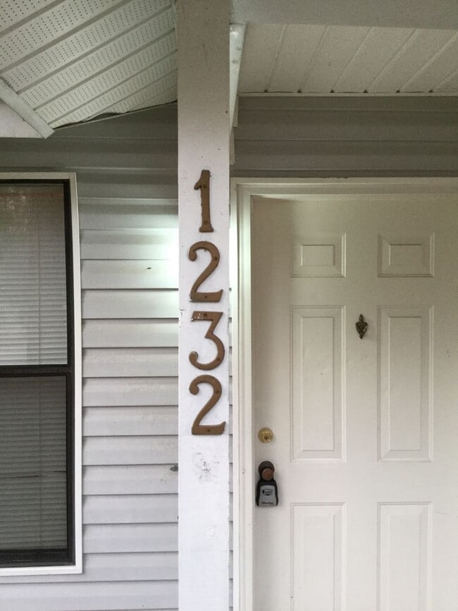 Building Photo - Townhouse Close to Summerville HS