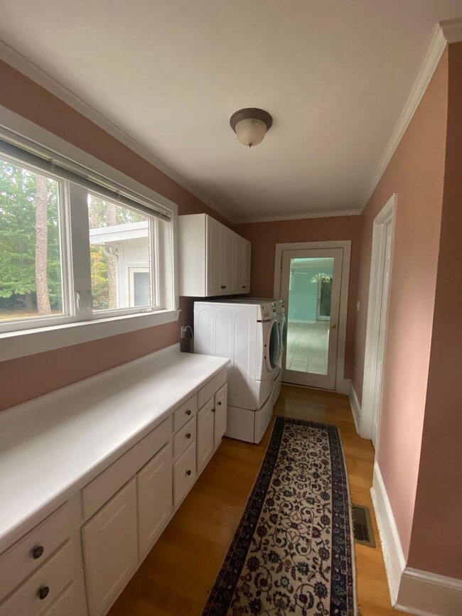 Building Photo - Beautiful 3 BR/2.5 BA Waterfront Home on Trent River!