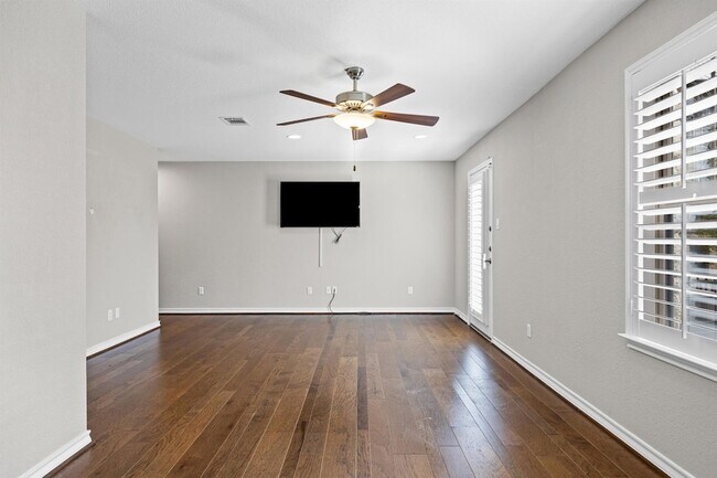 Building Photo - 1112 Highknoll Ln