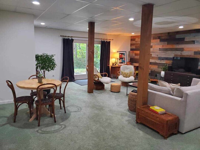 Building Photo - 10 White Birch Dr