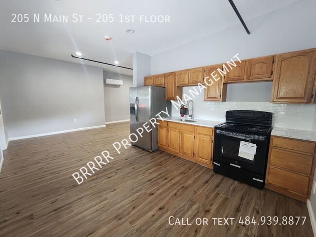 Building Photo - Modern 2 bedroom 1 bathroom 1st floor apar...