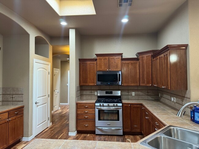 Building Photo - 682 La Melodia Dr