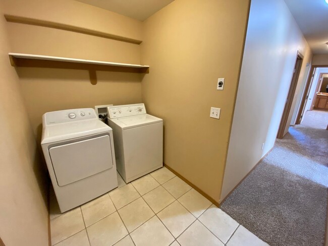 Building Photo - 4 Bed, 2 Bath Home!