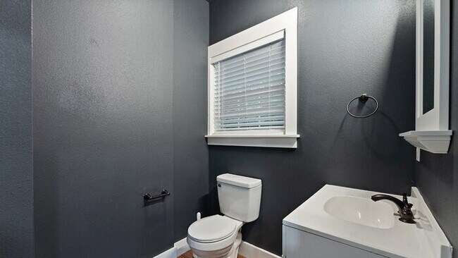 Building Photo - "Charming 2-Bed Oasis in Fayetteville with...