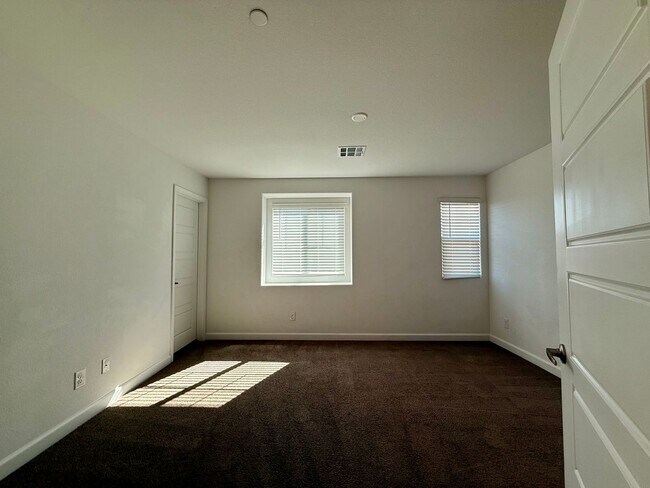 Building Photo - 3 BED 2.5 BATH 2 CAR GARAGE TOWNHOUSE w/ P...