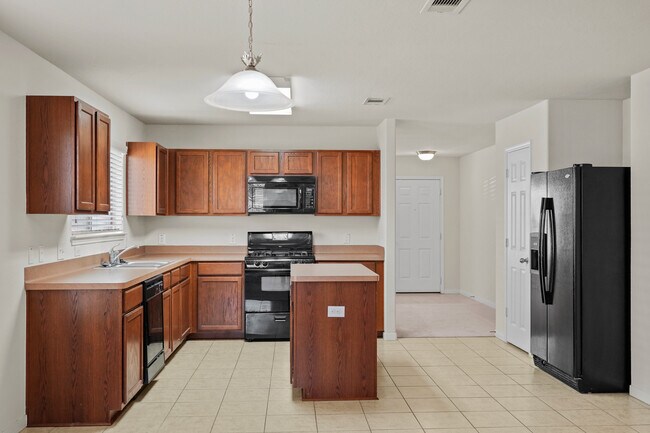 Building Photo - 1102 Honeysuckle Vine Dr